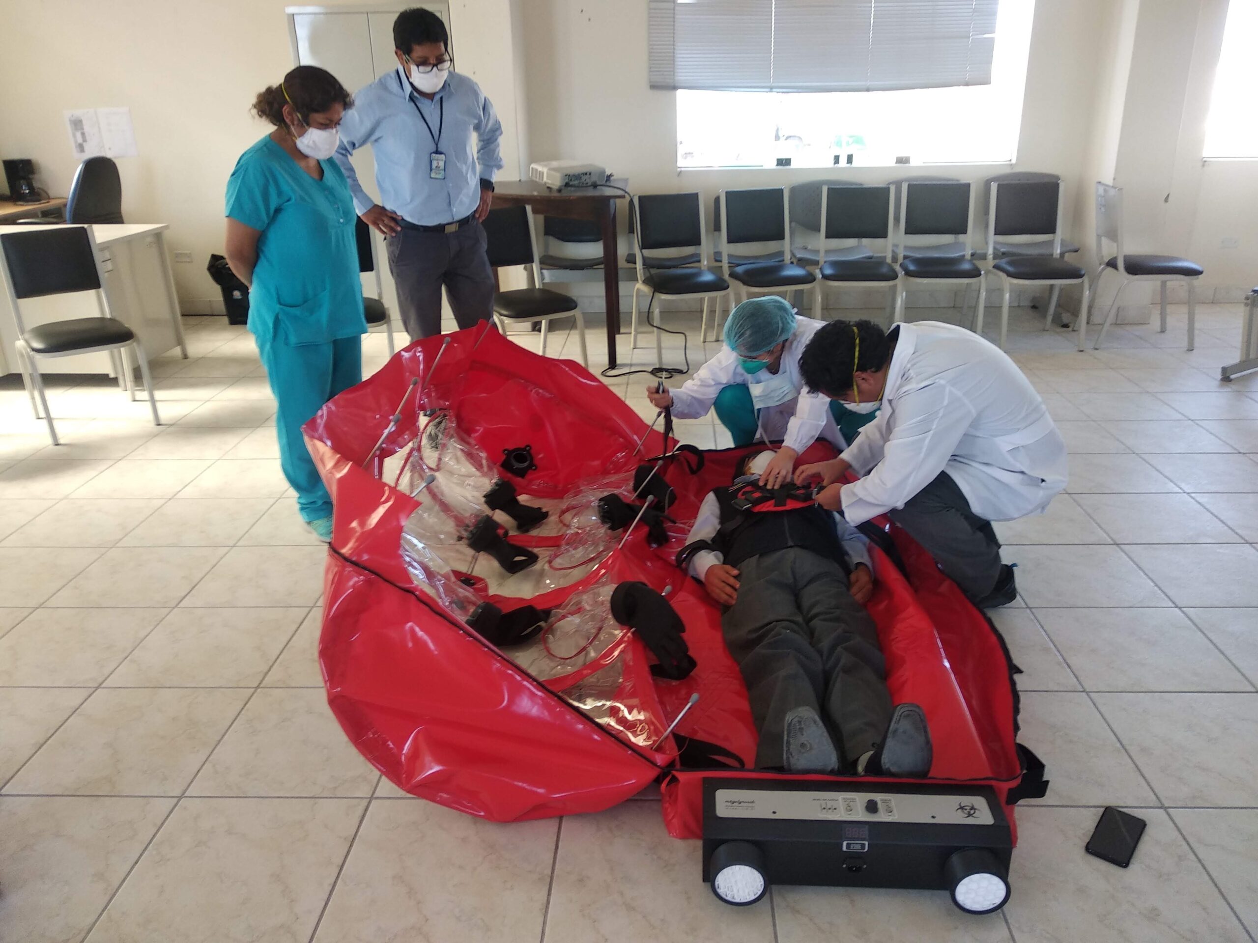Cámara de aislamiento biológico para traslado de pacientes COVID